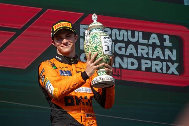 Oscar Piastri (McLaren Formula 1 Team, Australien, 81) jubelt auf dem Podium bei der Siegerehrung mit Porzellan Pokal ueber seinen ersten Sieg, HUN, Formel 1 Weltmeisterschaft, Grand Prix von Ungarn, Hungaroring, Rennen, 21.07.2024 HUN, Formel 1 Weltmeisterschaft, Grand Prix von Ungarn, Hungaroring, Rennen, 21.07.2024 Mogyorod Copyright: xEibner-Pressefoto Memmlerx EP_MMR