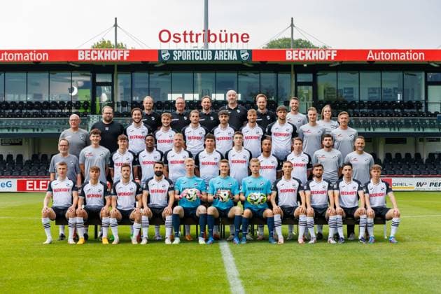 SC Verl; 3.Liga, Porträttermin 2024 2025, Mannschaftsfoto, hi. Reihe v.li.: Sportlicher Leiter Sebastian Lange, Vorstand Raimund Bertels, Orthopaedischer Mannschaftsarzt Dr. Christian Colcuc, Orthopaedischer Mannschaftsarzt Dr. Jochen Schroeder, Internistischer Mannschaftsarzt Dr. Simon Eschrig, Physiotherapeut Sascha Naerger, Physiotherapeutin Mia Bittner, 3. Reihe v.li.: Betreuer Markus Schmand, Teammanager Mirko Leesemann, Marcel Benger, Yari Otto, Julian Stark, Tom Baack, Michel Julius Stoecker, Fynn Otto, Torwarttrainer Fynn Mueller, Co-Trainer Sergej Schmik, 2. Reihe v.li.: Zeugwart Joahnnes Koenig, Spielanalyst Nick Just, Ilya Polyakov, Chilohem Onuoha, Lars Lokotsch, Fabio Gruber, Tim Koehler, Tobias Knost, Lukas Demming, Co-Trainer Zlatko Muhovic, Cheftrainer Alexander Ende, vo. Reihe v.li.: Eduard Probst, Max Scholze, Patrick Kammerbauer, Daniel Mikic, Fabian Pekruhl, Philipp Schulze, Marlon Zacharias, Dominik Steczyk, Berkan Taz, Timur Gayret, Marco Mannhardt GER, Portraettermin SC Verl, Fussball, 3. Liga, Spielzeit 2024 2025, 21.07.2024 DFL Regulations prohibit any use of photographers as image sequences and or quasi-video. GER, Portraettermin SC Verl, Fussball, 3. Liga, Spielzeit 2024 2025, 21.07.2024 Verl Copyright: xEibner-Pressefotox xJanxStrohdiekx EP_JSK