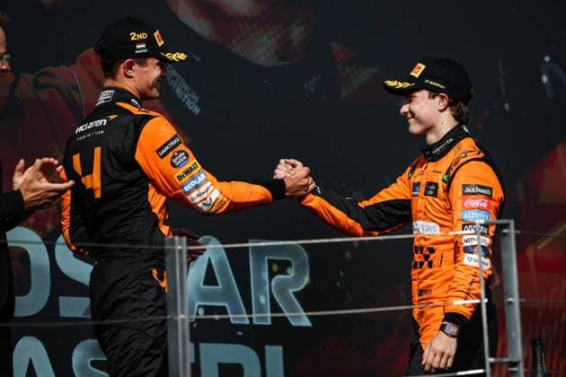 NORRIS Lando (gbr), McLaren F1 Team MCL38, portrait congratulates PIASTRI Oscar (aus), McLaren F1 Team MCL38, portrait for his victory podium during the Formula 1 Hungarian Grand Prix 2024, 13th round of the 2024 Formula One World Championship, WM, Weltmeisterschaft from July 19 to 21, 2024 on the Hungaroring, in Mogyorod, Hungary - F1 - HUNGARIAN GRAND PRIX 2024 DPPI Panoramic 240721_R13_UNGHERIA_DP_XB3_9979