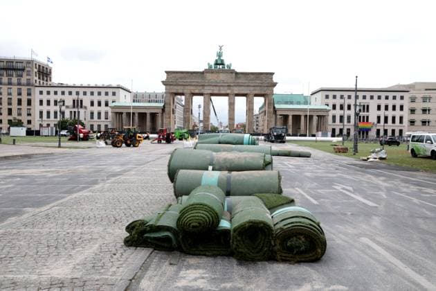 DEU, UEFA, EM-2024, Fanmeilen-Abbau, 22.07.2024, Brandenburger Tor, Berlin, DEU, UEFA, EM-2024, Fanmeilen-Abbau, im Bild Kunstrasen und das Riesentor werden wieder abgebaut, Foto: Juergen Engler nordphoto GmbH