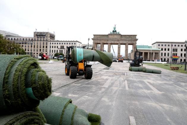 DEU, UEFA, EM-2024, Fanmeilen-Abbau, 22.07.2024, Brandenburger Tor, Berlin, DEU, UEFA, EM-2024, Fanmeilen-Abbau, im Bild Kunstrasen und das Riesentor werden wieder abgebaut, Foto: Juergen Engler nordphoto GmbH