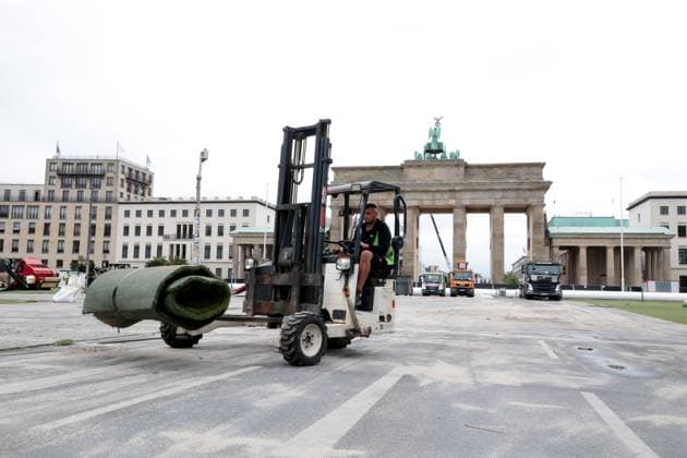 DEU, UEFA, EM-2024, Fanmeilen-Abbau, 22.07.2024, Brandenburger Tor, Berlin, DEU, UEFA, EM-2024, Fanmeilen-Abbau, im Bild Kunstrasen und das Riesentor werden wieder abgebaut, Foto: Juergen Engler nordphoto GmbH