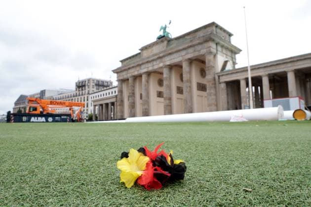 DEU, UEFA, EM-2024, Fanmeilen-Abbau, 22.07.2024, Brandenburger Tor, Berlin, DEU, UEFA, EM-2024, Fanmeilen-Abbau, im Bild Kunstrasen und das Riesentor werden wieder abgebaut, Foto: Juergen Engler nordphoto GmbH