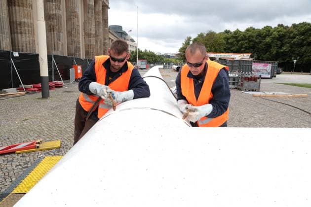 DEU, UEFA, EM-2024, Fanmeilen-Abbau, 22.07.2024, Brandenburger Tor, Berlin, DEU, UEFA, EM-2024, Fanmeilen-Abbau, im Bild Kunstrasen und das Riesentor werden wieder abgebaut, Foto: Juergen Engler nordphoto GmbH
