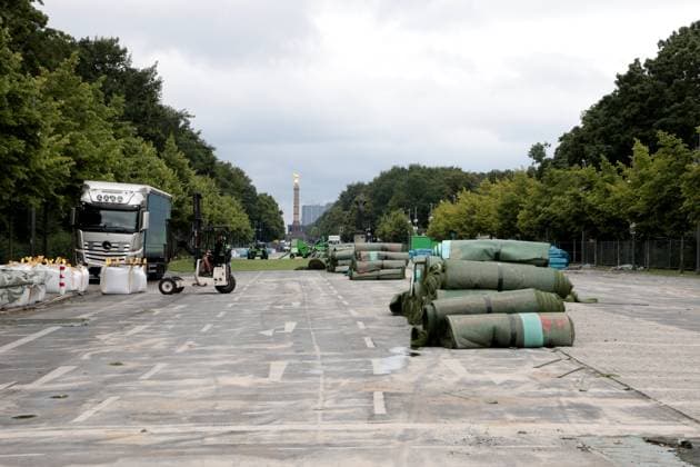 DEU, UEFA, EM-2024, Fanmeilen-Abbau, 22.07.2024, Brandenburger Tor, Berlin, DEU, UEFA, EM-2024, Fanmeilen-Abbau, im Bild Kunstrasen und das Riesentor werden wieder abgebaut, die Strasse ist wieder sichtbar Foto: Juergen Engler nordphoto GmbH
