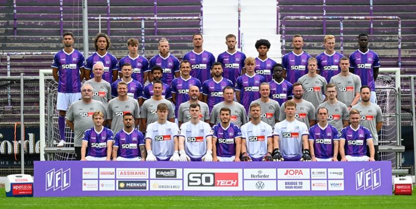 VfL Osnabrück; 3. Liga Porträttermin 2024 2025 am 23.07.2024 an der Bremer Brücke in Osnabrück 4. Reihe v.l.n.r.: Aday Ercan, Yigit Karademir, Felix Langhammer, Brian Beyer, Joel Zwarts, Jannes Wulff, Kevin Wiethaup, Timo Beermann, Niklas Wiemann, Maxwell Gyamfi 3. Reihe v.l.n.r.: Manfred Glüsenkamp Gluesenkamp Psychologe), Clemens Kruse, Erik Engelhardt, Noel Niemann, Robert Tesche, Dave Gnaase, Niklas Niehoff, Ismail Badjie, Leon Seelhöfer Seelhoefer (Teammanager), Tim Schütte Schuette (Reha-Trainer) 2. Reihe v.l.n.r.: Dr. Tom Herzig (Mannschaftsarzt), Marian Unger (Torwart-Trainer), Tim Danneberg (Co-Trainer), Maniyel Nergiz (Co-Trainer), Uwe Koschinat (Cheftrainer), Mathis Beckmann (Athletik-Trainer), Sebastian Schwermann (Leitender Physiotherapeut), Jannik Weber (Physiotherapeut), Lennart Bartling (Physiotherapeut), 1. Reihe v.l.n.r.: Bastien Conus, Lion Semic, Mats Remberg, David Richter, Bashkim Ajdini, Lukas Jonsson, Luca Böggemann, Liridon Mulaj, Lars Kehl. Es fehlt: Mario Richter (Zeugwart)