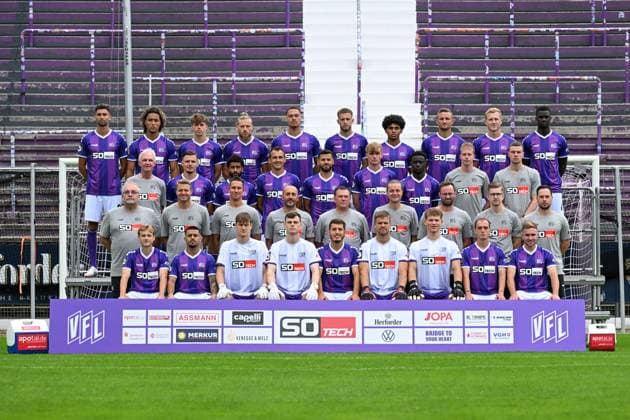 VfL Osnabrück; 3. Liga Porträttermin 2024 2025 am 23.07.2024 an der Bremer Brücke in Osnabrück 4. Reihe v.l.n.r.: Aday Ercan, Yigit Karademir, Felix Langhammer, Brian Beyer, Joel Zwarts, Jannes Wulff, Kevin Wiethaup, Timo Beermann, Niklas Wiemann, Maxwell Gyamfi 3. Reihe v.l.n.r.: Manfred Glüsenkamp Gluesenkamp Psychologe), Clemens Kruse, Erik Engelhardt, Noel Niemann, Robert Tesche, Dave Gnaase, Niklas Niehoff, Ismail Badjie, Leon Seelhöfer Seelhoefer (Teammanager), Tim Schütte Schuette (Reha-Trainer) 2. Reihe v.l.n.r.: Dr. Tom Herzig (Mannschaftsarzt), Marian Unger (Torwart-Trainer), Tim Danneberg (Co-Trainer), Maniyel Nergiz (Co-Trainer), Uwe Koschinat (Cheftrainer), Mathis Beckmann (Athletik-Trainer), Sebastian Schwermann (Leitender Physiotherapeut), Jannik Weber (Physiotherapeut), Lennart Bartling (Physiotherapeut), 1. Reihe v.l.n.r.: Bastien Conus, Lion Semic, Mats Remberg, David Richter, Bashkim Ajdini, Lukas Jonsson, Luca Böggemann, Liridon Mulaj, Lars Kehl. Es fehlt: Mario Richter (Zeugwart)