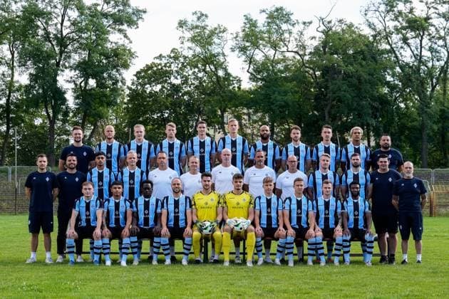 SV Waldhof Mannheim; 3.Liga, Porträttermin 2024 2025, Mannschaftsfoto, Hinten (v.l.): Cedric Schmidt (Physiotherapeut), Marcel Seegert, Julian Rieckmann, Malte Karbstein, Maximilian Thalhammer, Niklas Hoffmann, Terrence Boyd, Lukas Klünter, Adrian Fein, Samuel Abifade, Ugur Akyol (Teambetreuer), Mitte (v.l.): Yannick Heck (Teammanager), Anthony Loviso (Technischer Leiter , Yusuf Wardak, Janne Sietan, Florian Beck (Torwarttrainer), Frank Eulberg (Co-Trainer Analyse), Marco Antwerpen (Cheftrainer), Frank Döpper (Co-Trainer), Dirk Stelly (Athletiktrainer), Fridolin Wagner, Tim Sechelmann, Noel Tack (Teambetreuer), Fred Haas (Teambetreuer), Vorne (v.l.): Arlind Rexhepi, Seyhan Yigit, Kennedy Onyedika Okpala, Rico Benatelli, Omer Hanin (Torwart), Malwin Zok (Torwart), Sascha Voelcke, Martin Kobylanski, Jonas Carls, Kelvin Arase, Offizielles Mannschaftsfoto zur Saison 2024 25, Teamfoto, Mannschaft, Team, Gruppenbild