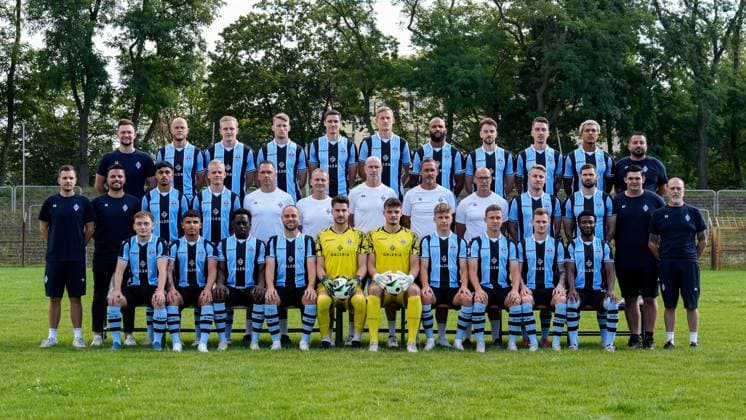 SV Waldhof Mannheim; 3.Liga, Porträttermin 2024 2025, Mannschaftsfoto, Hinten (v.l.): Cedric Schmidt (Physiotherapeut), Marcel Seegert, Julian Rieckmann, Malte Karbstein, Maximilian Thalhammer, Niklas Hoffmann, Terrence Boyd, Lukas Klünter, Adrian Fein, Samuel Abifade, Ugur Akyol (Teambetreuer), Mitte (v.l.): Yannick Heck (Teammanager), Anthony Loviso (Technischer Leiter , Yusuf Wardak, Janne Sietan, Florian Beck (Torwarttrainer), Frank Eulberg (Co-Trainer Analyse), Marco Antwerpen (Cheftrainer), Frank Döpper (Co-Trainer), Dirk Stelly (Athletiktrainer), Fridolin Wagner, Tim Sechelmann, Noel Tack (Teambetreuer), Fred Haas (Teambetreuer), Vorne (v.l.): Arlind Rexhepi, Seyhan Yigit, Kennedy Onyedika Okpala, Rico Benatelli, Omer Hanin (Torwart), Malwin Zok (Torwart), Sascha Voelcke, Martin Kobylanski, Jonas Carls, Kelvin Arase, Offizielles Mannschaftsfoto zur Saison 2024 25, Teamfoto, Mannschaft, Team, Gruppenbild