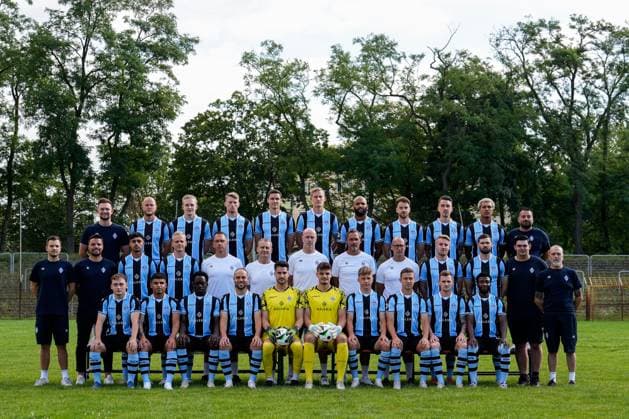 SV Waldhof Mannheim; 3.Liga, Porträttermin 2024 2025, Mannschaftsfoto, Hinten (v.l.): Cedric Schmidt (Physiotherapeut), Marcel Seegert, Julian Rieckmann, Malte Karbstein, Maximilian Thalhammer, Niklas Hoffmann, Terrence Boyd, Lukas Klünter, Adrian Fein, Samuel Abifade, Ugur Akyol (Teambetreuer), Mitte (v.l.): Yannick Heck (Teammanager), Anthony Loviso (Technischer Leiter , Yusuf Wardak, Janne Sietan, Florian Beck (Torwarttrainer), Frank Eulberg (Co-Trainer Analyse), Marco Antwerpen (Cheftrainer), Frank Döpper (Co-Trainer), Dirk Stelly (Athletiktrainer), Fridolin Wagner, Tim Sechelmann, Noel Tack (Teambetreuer), Fred Haas (Teambetreuer), Vorne (v.l.): Arlind Rexhepi, Seyhan Yigit, Kennedy Onyedika Okpala, Rico Benatelli, Omer Hanin (Torwart), Malwin Zok (Torwart), Sascha Voelcke, Martin Kobylanski, Jonas Carls, Kelvin Arase, Offizielles Mannschaftsfoto zur Saison 2024 25, Teamfoto, Mannschaft, Team, Gruppenbild