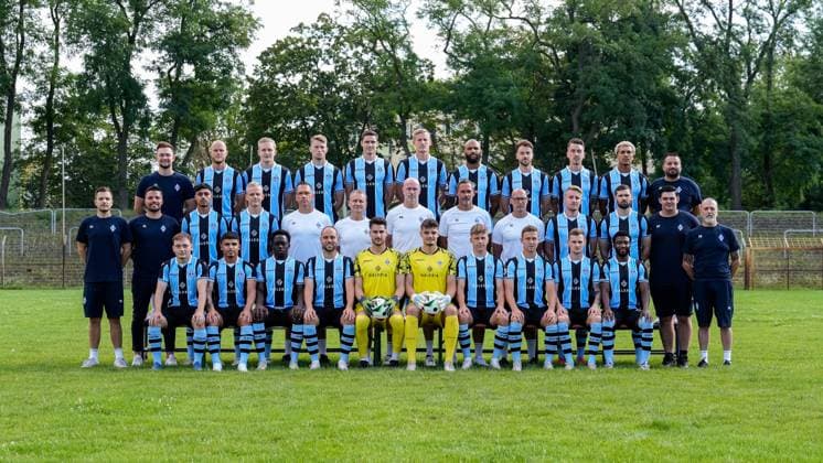 SV Waldhof Mannheim; 3.Liga, Porträttermin 2024 2025, Mannschaftsfoto, Hinten (v.l.): Cedric Schmidt (Physiotherapeut), Marcel Seegert, Julian Rieckmann, Malte Karbstein, Maximilian Thalhammer, Niklas Hoffmann, Terrence Boyd, Lukas Klünter, Adrian Fein, Samuel Abifade, Ugur Akyol (Teambetreuer), Mitte (v.l.): Yannick Heck (Teammanager), Anthony Loviso (Technischer Leiter , Yusuf Wardak, Janne Sietan, Florian Beck (Torwarttrainer), Frank Eulberg (Co-Trainer Analyse), Marco Antwerpen (Cheftrainer), Frank Döpper (Co-Trainer), Dirk Stelly (Athletiktrainer), Fridolin Wagner, Tim Sechelmann, Noel Tack (Teambetreuer), Fred Haas (Teambetreuer), Vorne (v.l.): Arlind Rexhepi, Seyhan Yigit, Kennedy Onyedika Okpala, Rico Benatelli, Omer Hanin (Torwart), Malwin Zok (Torwart), Sascha Voelcke, Martin Kobylanski, Jonas Carls, Kelvin Arase, Offizielles Mannschaftsfoto zur Saison 2024 25, Teamfoto, Mannschaft, Team, Gruppenbild