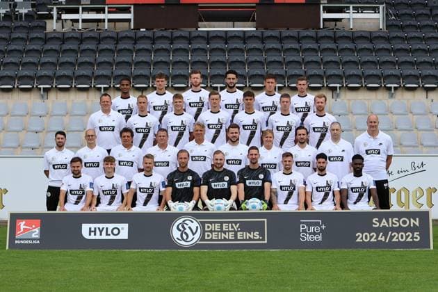 SV 07 Elversberg; 2. Bundesliga, Porträttermin 2024 2025, Mannschaftsfoto, 1. Reihe v.li.: Manuel Feil, Daniel Pantschenko, Luca Dürholtz, Tim Boss, Nicolas Kristof, Frank Lehmann, Luca Schnellbacher, Semih Sahin, Joseph Boyamba, 2. Reihe v.li.: Tobias Tröss (Athletik-Trainer), Franz Dietrich (Videoanalyst), Sascha Purket (Torwart-Trainer), Rudi Thömmes (Co-Trainer), Horst Steffen (Cheftrainer), Raphael Duarte (Co-Trainer), Melanie Hubert (Leitende Physiotherapeutin), Ricardo Bernardy (Physiotherapeut), Marc Guthoerl (Mannschaftsarzt), Frank Krämer (Mannschaftsarzt), 3. Reihe v.li.: Volker Lefebre (Betreuer), Maurice Neubauer, Robin Fellhauer, Carlo Sickinger, Frederik Schmahl, Elias Baum, Dominik Martinovic, 4. Reihe v.li.: Filimon Gerezgiher, Paul Stock, Florian Le Joncour, Mohammad Mahmoud, Lukas Pinckert, Arne Sicker Elversberg Ursapharm-Arena an der Kaiserlinde Saarland Deutschland (DE) Copyright: xSebastianxBachx