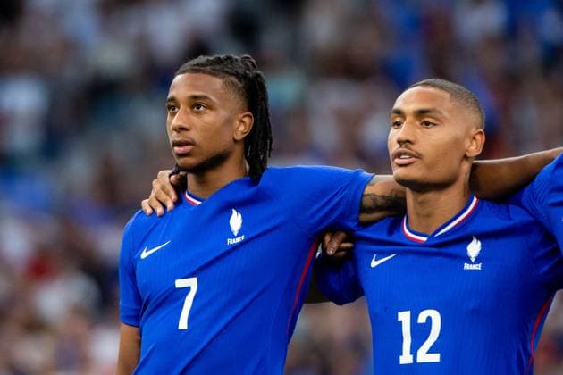 Michael Olise (Frankreich, 07), Enzo Millot (Frankreich, 12) bei der Nationalhymne, FRA, Olympische Spiele Paris 2024, Fussball Herren, Frankreich (FRA) vs Vereinigte Staaten von Amerika (USA), 1. Spieltag, Gruppe A, 24.07.2024 FRA, Olympische Spiele Paris 2024, Fussball Herren, Frankreich (FRA) vs Vereinigte Staaten von Amerika (USA), 1. Spieltag, Gruppe A, 24.07.2024 Marseille Copyright: xEibner-Pressefoto Memmlerx EP_MMR