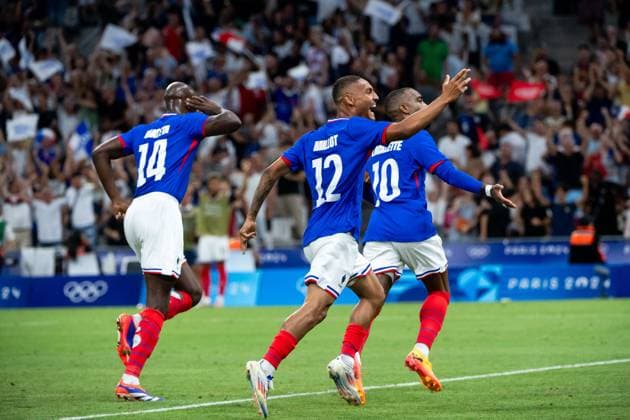 Enzo Millot (Frankreich, 12), Jean-Philippe Mateta (Frankreich, 14), Alexandre Lacazette (Frankreich, 10) jubeln ueber das Tor zum 1:0, FRA, Olympische Spiele Paris 2024, Fussball Herren, Frankreich (FRA) vs Vereinigte Staaten von Amerika (USA), 1. Spieltag, Gruppe A, 24.07.2024 FRA, Olympische Spiele Paris 2024, Fussball Herren, Frankreich (FRA) vs Vereinigte Staaten von Amerika (USA), 1. Spieltag, Gruppe A, 24.07.2024 Marseille Copyright: xEibner-Pressefoto Memmlerx EP_MMR