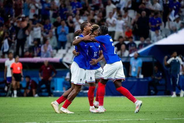 Loic Bade (Frankreich, 04), Desire Doue (Frankreich, 11), Castello Lukeba (Frankreich, 02) jubeln ueber das Tor zum 3:0, FRA, Olympische Spiele Paris 2024, Fussball Herren, Frankreich (FRA) vs Vereinigte Staaten von Amerika (USA), 1. Spieltag, Gruppe A, 24.07.2024 FRA, Olympische Spiele Paris 2024, Fussball Herren, Frankreich (FRA) vs Vereinigte Staaten von Amerika (USA), 1. Spieltag, Gruppe A, 24.07.2024 Marseille Copyright: xEibner-Pressefoto Memmlerx EP_MMR