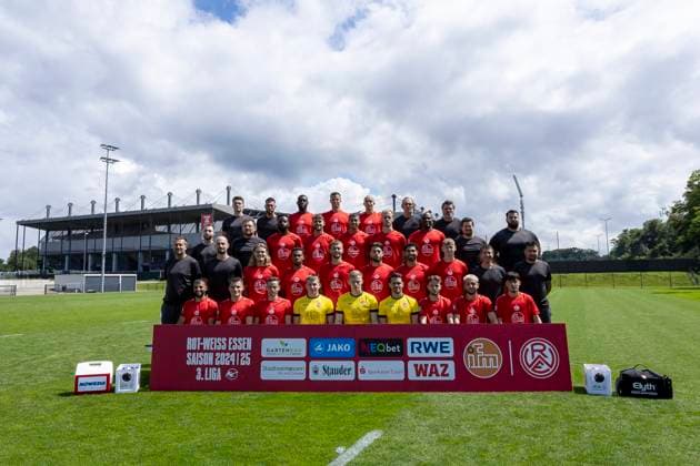 Rot-Weiss Essen; 3.Liga, Porträttermin 2024 2025 , Mannschaftsfoto hi. Reihe v.li.: Tobias Schmidt ( Athletiktrainer Rot-Weiss Essen ), Manuel Lenz ( Torwart-Trainer Rot-Weiss Essen ), Aaron Manu ( Rot-Weiss Essen ), Michael Schultz ( Rot-Weiss Essen ), Tobias Kraulich ( Rot-Weiss Essen ), Patrick Nonhoff ( Mannschaftsarzt Rot-Weiss Essen ), Carsten Wolters ( Team-Manager Rot-Weiss Essen ) 2. Reihe von unten, v.li: Aaron Beißwenger ( Videoanalyst Rot-Weiss Essen ), Paul Freier ( Co-Trainer Rot-Weiss Essen ), Mustafa Kourouma ( Rot-Weiss Essen ), Leonardo Vonic ( Rot-Weiss Essen ), Jimmy Kaparos ( Rot-Weiss Essen ), Lukas Brumme ( Rot-Weiss Essen ), Moussa Doumbouya ( Rot-Weiss Essen ), Niklas Trottenberg ( Physiotherapeut Rot-Weiss Essen ), Alexander Dolls ( Physiotherapeut Rot-Weiss Essen ) 1. Reihe von unten, v.li: Christoph Dabrowski ( Chef-Trainer Rot-Weiss Essen ), Lars Fleischer ( Co-Trainer Rot-Weiss Essen), Tom Moustier ( Rot-Weiss Essen ), Eric Voufack ( Rot-Weiss Essen ), Torben Müsel ( Rot-Weiss Essen ), Jose-Enrique Rios Alonso ( Rot-Weiss Essen ), Ekin Celebi ( Rot-Weiss Essen ), rwe38, Dr. Markus Faghih, Andreas Ganzinger ( Betreuer Rot-Weiss Essen ) untere Reihe v. li: Ramien Safi ( Rot-Weiss Essen ), Thomas Eisfeld ( Rot-Weiss Essen ), Nils Kaiser ( Rot-Weiss Essen ), Felix Wienand ( Rot-Weiss Essen ), Jakob Golz ( Rot-Weiss Essen ), Ole Springer ( Rot-Weiss Essen ), Robbie D Haese ( Rot-Weiss Essen ), Dion Berisha ( Rot-Weiss Essen ), Berkant Gedikli ( Rot-Weiss Essen )