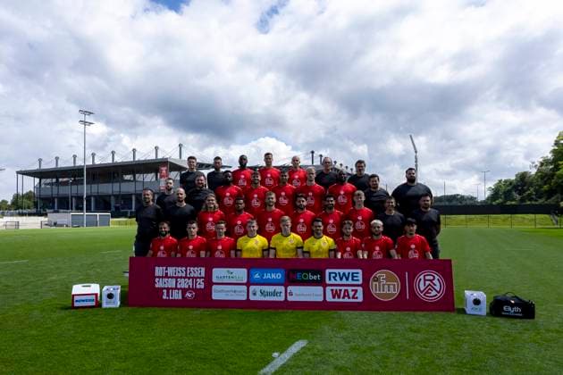 Rot-Weiss Essen; 3.Liga, Porträttermin 2024 2025 , Mannschaftsfoto hi. Reihe v.li.: Tobias Schmidt ( Athletiktrainer Rot-Weiss Essen ), Manuel Lenz ( Torwart-Trainer Rot-Weiss Essen ), Aaron Manu ( Rot-Weiss Essen ), Michael Schultz ( Rot-Weiss Essen ), Tobias Kraulich ( Rot-Weiss Essen ), Patrick Nonhoff ( Mannschaftsarzt Rot-Weiss Essen ), Carsten Wolters ( Team-Manager Rot-Weiss Essen ) 2. Reihe von unten, v.li: Aaron Beißwenger ( Videoanalyst Rot-Weiss Essen ), Paul Freier ( Co-Trainer Rot-Weiss Essen ), Mustafa Kourouma ( Rot-Weiss Essen ), Leonardo Vonic ( Rot-Weiss Essen ), Jimmy Kaparos ( Rot-Weiss Essen ), Lukas Brumme ( Rot-Weiss Essen ), Moussa Doumbouya ( Rot-Weiss Essen ), Niklas Trottenberg ( Physiotherapeut Rot-Weiss Essen ), Alexander Dolls ( Physiotherapeut Rot-Weiss Essen ) 1. Reihe von unten, v.li: Christoph Dabrowski ( Chef-Trainer Rot-Weiss Essen ), Lars Fleischer ( Co-Trainer Rot-Weiss Essen), Tom Moustier ( Rot-Weiss Essen ), Eric Voufack ( Rot-Weiss Essen ), Torben Müsel ( Rot-Weiss Essen ), Jose-Enrique Rios Alonso ( Rot-Weiss Essen ), Ekin Celebi ( Rot-Weiss Essen ), rwe38, Dr. Markus Faghih, Andreas Ganzinger ( Betreuer Rot-Weiss Essen ) untere Reihe v. li: Ramien Safi ( Rot-Weiss Essen ), Thomas Eisfeld ( Rot-Weiss Essen ), Nils Kaiser ( Rot-Weiss Essen ), Felix Wienand ( Rot-Weiss Essen ), Jakob Golz ( Rot-Weiss Essen ), Ole Springer ( Rot-Weiss Essen ), Robbie D Haese ( Rot-Weiss Essen ), Dion Berisha ( Rot-Weiss Essen ), Berkant Gedikli ( Rot-Weiss Essen )