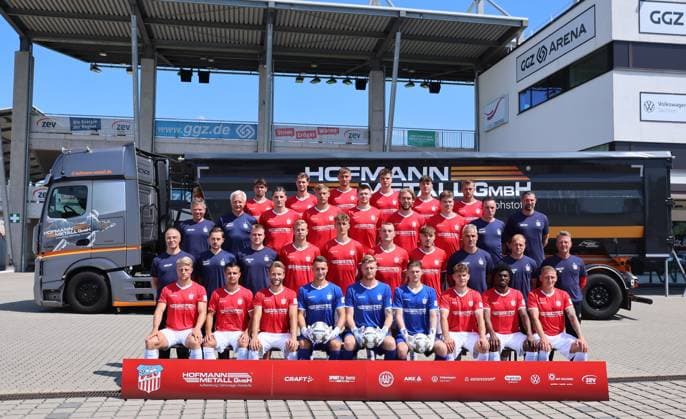 FSV Zwickau Teampräsentation Regionalliga NO FSV Zwickau ; Fussball, Regionalliga Nord-Ost, Porträttermin ,2024 2025 , Mannschaftsfoto hi. Reihe v.l.: Yannic Voigt, Rene Rüther Ruether, Jonas Dittrich, Philipp Heller, Randolf Riesen und Luis Klein. 3. Reihe v.l.: Hygienebeauftragter Dr. med. Hans-Jürgen Lambrecht, Mannschaftsarzt Dr. med. Bernhard Karich, Veron Dobruna, Felix Pilger, Sonny Ziemer, Felix Schlüsselburg Schluesselburg, Kilian Senkbeil, Mannschaftsleiter Mario Kallisch und Sportchef Robin Lenk. 2. Reihe v.l.: Mannschaftsarzt Dr. med. Uwe Flötgen Floetgen, Teamarzt Alexander Suffeda, Physiotherapeut Benjamin Jorde, Maximilian Somnitz, Lukas Eixler, Lucas Albert, Sandro Sengersdorf, Co-Trainer Daniel Rupf, Torwart-Trainer Tom Hornuff und Cheftrainer Rico Schmitt. Vordere Reihe v.l.: Theo Gunnar Martens, Andrej Startsev, Mike Könnecke Koennecke, Torwart Lucas Hiemann, Torwart Benjamin Leneis, Torwart Leon Asseth, Jahn Herrmann, Lloyd-Addo Kuffour und Marc-Philipp Zimmermann. , 15.07.2024, GGZ Arena Zwickau ,