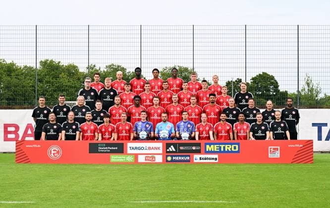 Fortuna Düsseldorf; 2.BL, Porträttermin 2024 2025, Mannschaftsfoto, 4. Reihe v.li: David Savic, Jona Niemiec, Joshua Quarshie, Sima Suso, King Manu, êsak J—hannesson, Shinta Appelkamp 3. Reihe v.li: Mannschaftsbetreuer Oliver Paashaus, Zeugwart Tom Wirtz, Tim Rossmann, Marcel Sobottka, Tim Oberdorf, Yannik Engelhardt, Danny Schmidt, Daniel Bunk, Sascha Rösler 2. Reihe v.li: Athletiktrainer Engin Cicem, Athletiktrainer Andreas Gross, Mannschaftsarzt Dr. med. Ulf Blecker, Physiotherapeut Marcel Verstappen, Andre Hoffmann, Noah Mbamba, Dzenan Pejcinovic, Vincent Vermeij, Jordy de Wijs, Emmanuel Iyoha, Torwarttrainer Christoph Semmler, Co-Trainer Jan Hoepner, Co-Trainer Manfred Stefes, Cheftrainer Daniel Thioune 1. Reihe v.li: Physiotherapeut Mathias Eckl, Physiotherapeut Frank Hörstmann, Nicolas Gavory, Ao Tanaka, Felix Klaus, Florian Schock, Florian Kastenmeier, Robert Kwasigroch, Dennis Jastrzembski, Matthias Zimmermann, Karim Affo, Videoanalyst Benjamin Fischer, Videoanalyst Jonas Bergerhoff