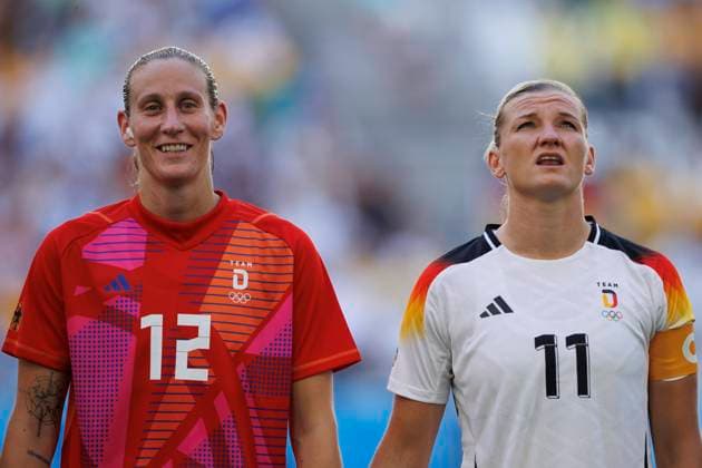FRA, Paris, Olympischen Spiele Paris 2024, 25.07.2024, Fussball, Frauen, Deutschland vs Australien, in Marseille, im Stade Velodrome, v.l. Ann-Katrin Berger (Deutschland, 12) , Alexandra Popp (Deutschland, 11), Copyright: HMBxMedia StephaniexWunderl
