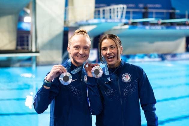 BACON Sarah, COOK Kassidy (USA) jubeln bei der Siegerehrung ueber Platz 2 und Silber Medaille, FRA, Olympische Spiele Paris 2024, Turmspringen, 3 Meter Synchronspringen Damen, Finale, 27.07.2024 FRA, Olympische Spiele Paris 2024, Turmspringen, 3 Meter Synchronspringen Damen, Finale, 27.07.2024 Paris Copyright: xEibner-Pressefoto Memmlerx EP_MMR