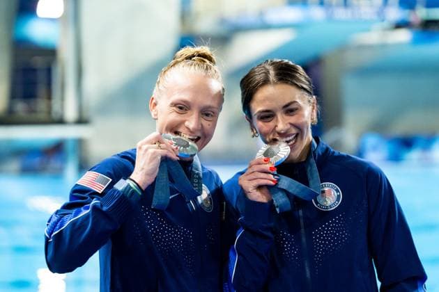 BACON Sarah, COOK Kassidy (USA) jubeln bei der Siegerehrung ueber Platz 2 und Silber Medaille, FRA, Olympische Spiele Paris 2024, Turmspringen, 3 Meter Synchronspringen Damen, Finale, 27.07.2024 FRA, Olympische Spiele Paris 2024, Turmspringen, 3 Meter Synchronspringen Damen, Finale, 27.07.2024 Paris Copyright: xEibner-Pressefoto Memmlerx EP_MMR