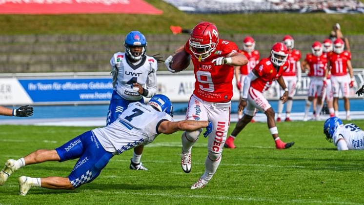 Sport Bilder des Tages GER, GFL, Allgäu Comets vs Potsdam Royals 27.07.2024, Illerstadion, Kempten, GER, GFL, Allgäu Comets vs Potsdam Royals, im Bild Dominik Schmid (Comets, 7) versucht den Lauf von Heiko Bals (Potsdam, 9) zu stoppen