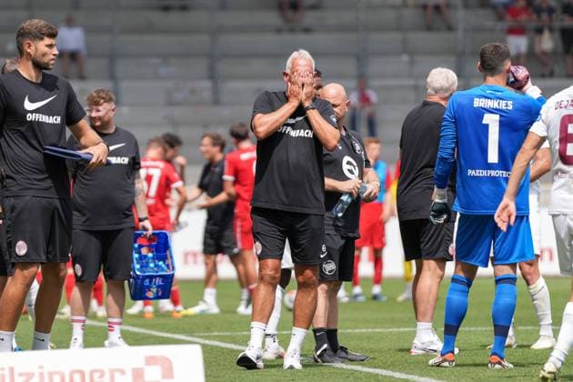 Christian Neidhart (Kickers Offenbach, Trainer) fasst sich während der Trinkpause ins Gesicht , Fussball, Regionalliga Südwest, 1.Spieltag, 2024 2025, SC Freiburg vs. Offenbacher FC Kickers 1901, 27.07.2024, Dreisamstadion, Freiburg, Deutschland DFB REGULATIONS PROHIBIT ANY USE OF PHOTOGRAPHS AS IMAGE SEQUENCES AND OR QUASI-VIDEO. Copyright: xArnexAmbergx