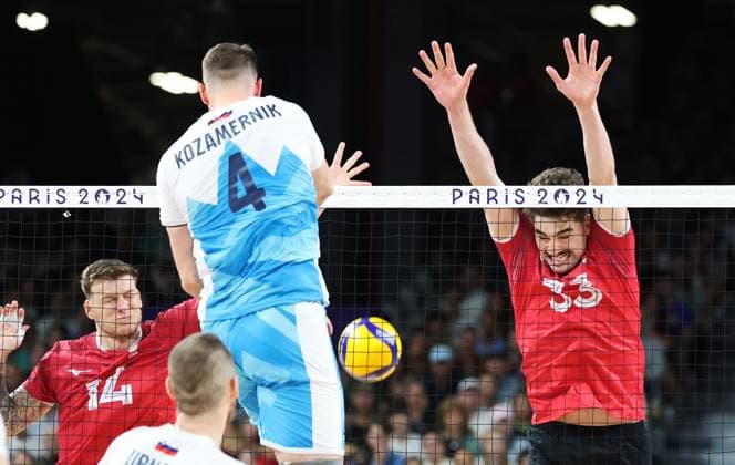 Paris 2024, Volleyball, Männer, Kanada - Slowenien (240728) -- PARIS, July 28, 2024 -- Jan Kozamernik (top) of Slovenia spikes the ball during the men s preliminary round pool A volleyball match between Slovenia and Canada at Paris 2024 Olympic Games, Olympische Spiele, Olympia, OS in Paris, France, July 28, 2024. ) (PARIS2024)FRANCE-PARIS-OLY-VOLLEYBALL LixGang