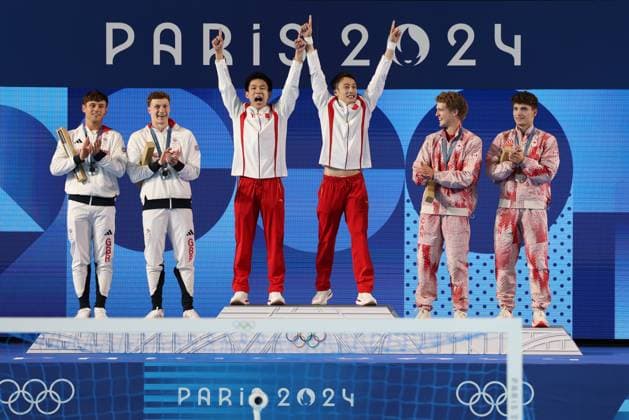 (240729) -- SAINT DENIS, July 29, 2024 -- (L to R) Silver medalists Thomas Daley Noah Williams of Britain, gold medalists Yang Hao Lian Junjie of China and bronze medalists Rylan Wiens Nathan Zsombor-Murray of Canada attend the victory ceremony after the men s synchronised 10m platform final of diving at the Paris 2024 Olympic Games, Olympische Spiele, Olympia, OS in Saint Denis, near Paris, France, on July 29, 2024. Li Ying) (PARIS2024)FRANCE-SAINT DENIS-OLY-DIVING liying