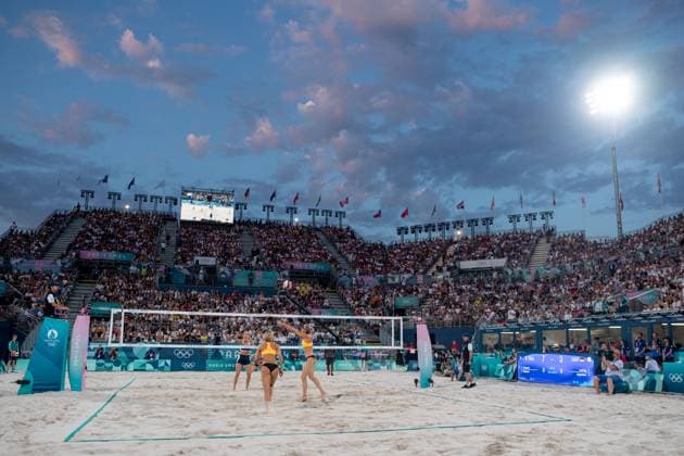 Symbolbild Themenfoto voll besetzte Tribuenen im Stadion, PLACETTE Lezana, RICHARD Alexia (Frankreich) vs LUDWIG Laura, LIPPMANN Louisa (Deutschland), FRA, Olympische Spiele Paris 2024, Beachvolleyball, Frauen Preliminary Round Pool F, 29.07.2024 FRA, Olympische Spiele Paris 2024, Beachvolleyball, Frauen Preliminary Round Pool F, 29.07.2024 Paris Copyright: xEibner-Pressefoto Memmlerx EP_MMR