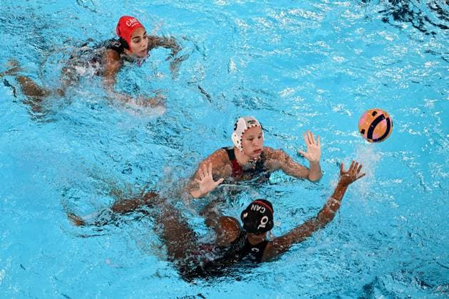 Paris 2024, Wasserball, Frauen, Ungarn - Kanada (240729) -- PARIS, July 29, 2024 -- Serena Browne of Canada (bottom) tries to shoot during the women s preliminary round group A match of Water polo, Wasserball between Hungary and Canada at the Paris 2024 Olympic Games, Olympische Spiele, Olympia, OS in Paris, France, July 29, 2024. Chen Yichen) (PARIS2024)FRANCE-PARIS-OLY-WATER POLO chenyichen