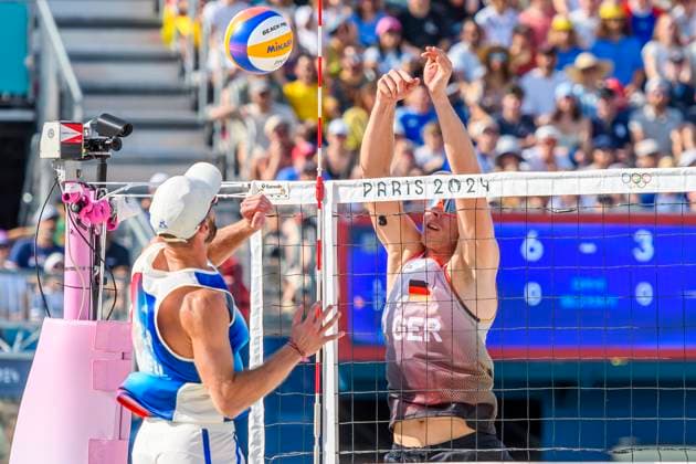 FRA, Olympische Sommerspiele Paris 2024, Beach volleyball, Beachvolleyball , Vorrunde - Gruppe C, Spiel 3, Ehlers Wickler (GER) vs Bassereau Lyneel (FRA) 30.07.2024, Champ de Mars, Paris, FRA, Olympische Sommerspiele Paris 2024, Beach Volleyball , Vorrunde - Gruppe C, Spiel 3, Ehlers Wickler (GER) vs Bassereau Lyneel (FRA) , im Bild Lyneel Julien(FRA) mit Ehlers Nils (GER) im Block