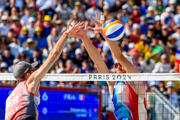 FRA, Olympische Sommerspiele Paris 2024, Beach volleyball, Beachvolleyball , Vorrunde - Gruppe C, Spiel 3, Ehlers Wickler (GER) vs Bassereau Lyneel (FRA) 30.07.2024, Champ de Mars, Paris, FRA, Olympische Sommerspiele Paris 2024, Beach Volleyball , Vorrunde - Gruppe C, Spiel 3, Ehlers Wickler (GER) vs Bassereau Lyneel (FRA) , im Bild Ehlers Nils (GER) macht den Punkt gegen Bassereau Remi (FRA)