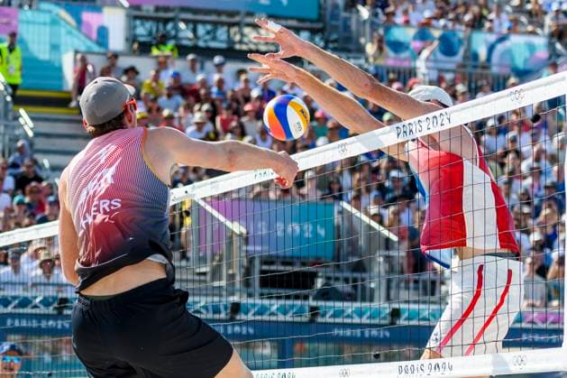 FRA, Olympische Sommerspiele Paris 2024, Beach volleyball, Beachvolleyball , Vorrunde - Gruppe C, Spiel 3, Ehlers Wickler (GER) vs Bassereau Lyneel (FRA) 30.07.2024, Champ de Mars, Paris, FRA, Olympische Sommerspiele Paris 2024, Beach Volleyball , Vorrunde - Gruppe C, Spiel 3, Ehlers Wickler (GER) vs Bassereau Lyneel (FRA) , im Bild Ehlers Nils (GER) macht den Punkt gegen Bassereau Remi (FRA)