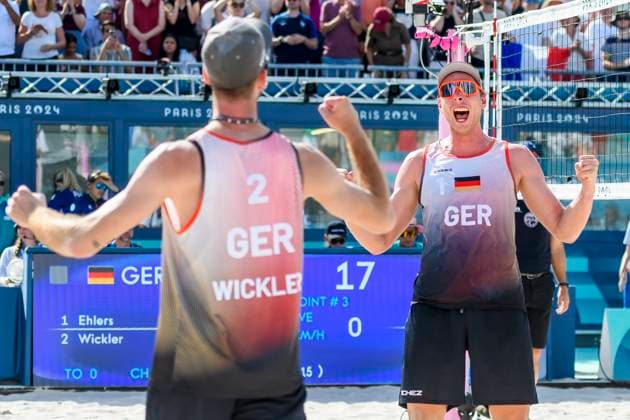 FRA, Olympische Sommerspiele Paris 2024, Beach volleyball, Beachvolleyball , Vorrunde - Gruppe C, Spiel 3, Ehlers Wickler (GER) vs Bassereau Lyneel (FRA) 30.07.2024, Champ de Mars, Paris, FRA, Olympische Sommerspiele Paris 2024, Beach Volleyball , Vorrunde - Gruppe C, Spiel 3, Ehlers Wickler (GER) vs Bassereau Lyneel (FRA) , im Bild Jubel bei Wickler Clemens (GER) und Ehlers Nils (GER)