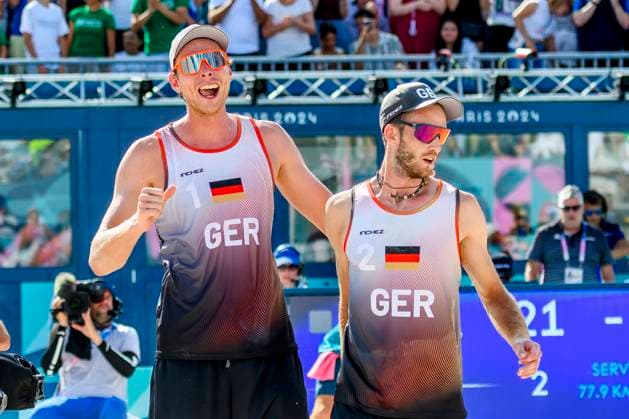 FRA, Olympische Sommerspiele Paris 2024, Beach volleyball, Beachvolleyball , Vorrunde - Gruppe C, Spiel 3, Ehlers Wickler (GER) vs Bassereau Lyneel (FRA) 30.07.2024, Champ de Mars, Paris, FRA, Olympische Sommerspiele Paris 2024, Beach Volleyball , Vorrunde - Gruppe C, Spiel 3, Ehlers Wickler (GER) vs Bassereau Lyneel (FRA) , im Bild Jubel bei Wickler Clemens (GER) und Ehlers Nils (GER)