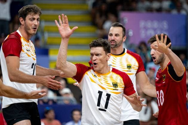 KAMPA Lukas (Deutschland, 11), KRICK Tobias (Deutschland, 21), ZENGER Julian (Deutschland, 10) jubeln ueber einen Punkt, FRA, Olympische Spiele Paris 2024, Volleyball, Herren, Vereinigte Staaten von Amerika (USA) vs Deutschland (GER), Gruppenphase, Pool C, 30.07.2024 FRA, Olympische Spiele Paris 2024, Volleyball, Herren, Vereinigte Staaten von Amerika (USA) vs Deutschland (GER), Gruppenphase, Pool C, 30.07.2024 Paris Copyright: xEibner-Pressefoto Memmlerx EP_MMR