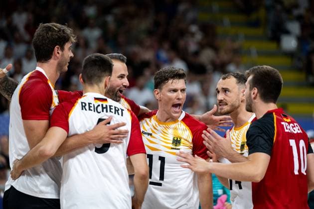 KAMPA Lukas (Deutschland, 11), REICHERT Moritz (Deutschland, 05), GROZER Gyorgy (Deutschland, 09), ZENGER Julian (Deutschland, 10) jubeln ueber einen Punkt, FRA, Olympische Spiele Paris 2024, Volleyball, Herren, Vereinigte Staaten von Amerika (USA) vs Deutschland (GER), Gruppenphase, Pool C, 30.07.2024 FRA, Olympische Spiele Paris 2024, Volleyball, Herren, Vereinigte Staaten von Amerika (USA) vs Deutschland (GER), Gruppenphase, Pool C, 30.07.2024 Paris Copyright: xEibner-Pressefoto Memmlerx EP_MMR