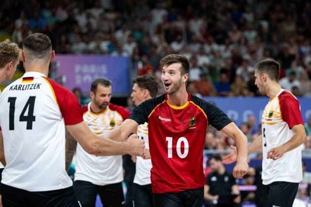 ZENGER Julian (Deutschland, 10) und Team jubeln ueber einen Punktgewinn, FRA, Olympische Spiele Paris 2024, Volleyball, Herren, Vereinigte Staaten von Amerika (USA) vs Deutschland (GER), Gruppenphase, Pool C, 30.07.2024 FRA, Olympische Spiele Paris 2024, Volleyball, Herren, Vereinigte Staaten von Amerika (USA) vs Deutschland (GER), Gruppenphase, Pool C, 30.07.2024 Paris Copyright: xEibner-Pressefoto Memmlerx EP_MMR