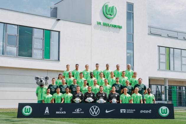 VfL Wolfsburg, Fototermin Wolfsburg, 25.07.2024, MediaDay, Fototermin, Aufstellung Mannschaftsfoto VfL Wolfsburg 2024 25 1. Reihe von oben von links: Bence Dardai, David Odogu, Sebastiaan Bornauw, Cedric Zesiger, Moritz Jenz, Maxence Lacroix, Jonas Wind¨2. Reihe von oben von links: Bennit Bröger, Aster Vranckx, Joakim Maehle, Kofi Amoako, Patrick Wimmer, Kevin Behrens, Mattias Svanberg, Manuel Braun¨3. Reihe von oben von links: Martin Raschick (Co-Trainer Analyse), Rainer Widmayer (Co-Trainer), Pascal Formann (Torwarttrainer), Kilian Fischer, Maximilian Arnold, Yannick Gerhardt, Patrick Hasenhüttl (Co-Trainer), Craig Fleming (Co-Trainer), Ralph Hasenhüttl (Cheftrainer) 4. Reihe von oben von links: Mohamed Amoura, Rogerio, Tiago Tomas, Pavao Pervan, Kamil Grabara, Marius Müller, Niklas Klinger, Nicolas Cozza, Jakub Kaminski, Ridle Baku Es fehlen: Lovro Majer, Lukas Nmecha, Kevin Paredes, Bartosz Bialek