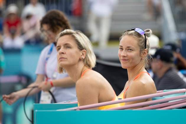 Louisa LIPPMANN (GER, 2), freundlich, Laecheln, vor dem Spiel, im Vordergrund Laura LUDWIG (GER, 1); Beach volleyball, Beachvolleyball Frauen Huberli T und Brunner N (SUI) vs Ludwig L und Lippmann L (GER), Endstand 2-0, Vorrunde Gruppe F, am 31.07.2024, Olympische Spiele Paris 2024 Frankreich; Â