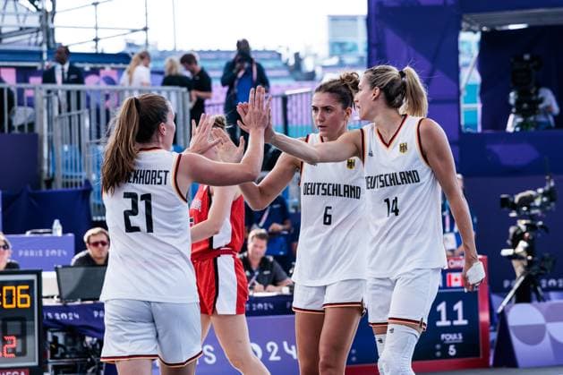 FRA, Paris, Olympischen Spiele Paris 2024, (01.08.2024, (3x3 Basketball Damen Deutschland - Kanada, La Concorde 1) Die deutschen Damen klatschen ab Svenja Brunckhorst (Deutschland, 21), Marie Reichert (Deutschland, 6), Sonja Greinacher (Deutschland, 14) Copyright: HMBxMedia SteffiexWunderl
