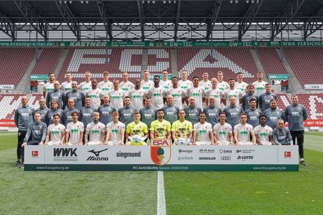 FC Augsburg; 1.BL, Porträttermin 2024 2025, Mannschaftsfoto, obere Reihe v.li.: Mahmut Kücüksahin, Elvis Rexhbecaj, Fredrik Jensen, Arne Engels, Irvin Cardona, Arne Maier, Keven Schlotterbeck, Jeffrey Gouweleeuw, Yusuf Kabadayi, Kristijan Jakic, Mert Kömür, Lukas Petkov, 3. Reihe v.li.: Physiotherapeut Alexander Ablaß, Masseur Samuel da Costa Pacheco, Steve Mounie, Phillip Tietz, Samuel Essende, Patric Peiffer, Felix Uduokhai, Noahkai Banks, Tim Breithaupt, Maximilian Bauer, Physiotherapeut Martin Miller, Physiotherapeut Nikolaus Guschl, 2. Reihe v.li.: Mannschaftsarzt Dr. Jens Otto, Mannschaftsarzt Dr. Karsten Bogner, Mannschaftsarzt Dr. Andreas Weigel, Reha- und Athletiktrainer Andreas Bäumler, Reha- und Athletiktrainer Frank Roßner, Reha- und Athletiktrainer Quirin Löppert, Reha- und Athletiktrainer Christian Hahn, Co-Trainer Lars Knudsen, Cheftrainer Jess Thorup, Co-Trainer Jacob Friis, Torwarttrainer Marco Langner, Spiel- und Videoanalyst Lukas Kling, Spiel- und Videoanalyst Benedikt Brust, Zeugwart Christoph Schade, Team-Koordinator Jan Reckord, untere Reihe v.li.: Team-Manager Philipp Dolla, Mads Pedersen, Masaya Okugawa, Niklas Dorsch, Robert Gumny, Finn Dahmen, Nediljko Labrovic, Daniel Klein, Henri Koudossou, Dimitrios Giannoulis, Ruben Vargas, Nathanael Mbuku, Zeugwart Salvatore Belardo;