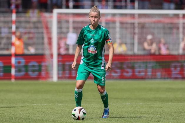 v.li.: Michelle Ulbrich (SV Werder Bremen, 5) am Ball, Freisteller, Einzelbild, Ganzkörper, Aktion, Action, Spielszene, 03.08.2024, Berlin (Deutschland), Fussball, Testspiel Frauen, 1. FC Union Berlin - SV Werder Bremen