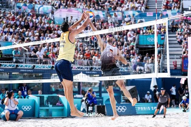 FRA, Paris, Olympischen Spiele Paris 2024, (03.08.2024, (Beachvolleyball Herren Achtelfinale, Eiffel Tower - Centre Court) Nils Ehlers (Deutschland, 1) und Clemens Wickler (Deutschland, 2) gegen George Souto Maior Wanderley (Brasilien, 1) und Andre Loyola Stein (Brasilien, 2) Andre Loyola Stein (Brasilien, 2) blockt Clemens Wickler (Deutschland, 2) Copyright: HMBxMedia SteffiexWunderl