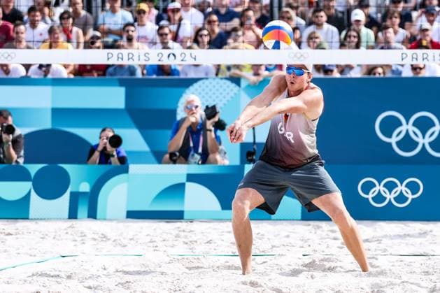 FRA, Paris, Olympischen Spiele Paris 2024, (03.08.2024, (Beachvolleyball Herren Achtelfinale, Eiffel Tower - Centre Court) Nils Ehlers (Deutschland, 1) und Clemens Wickler (Deutschland, 2) gegen George Souto Maior Wanderley (Brasilien, 1) und Andre Loyola Stein (Brasilien, 2) Nils Ehlers (Deutschland, 1) Ballannahme Copyright: HMBxMedia SteffiexWunderl