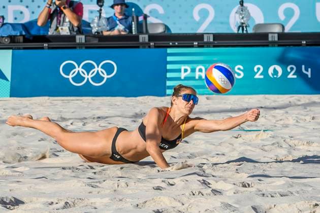 FRA, Olympische Sommerspiele Paris 2024, Beachvolleyball, Damen Achtelfinale, MULLER TILLMANN GER vs TINA ANASTASIJA 05.08.2024, Champ de Mars, Paris, FRA, Olympische Sommerspiele Paris 2024, Beachvolleyball, Damen Achtelfinale, MULLER TILLMANN GER vs TINA ANASTASIJA , im Bild TILLMANN Cinja (GER)