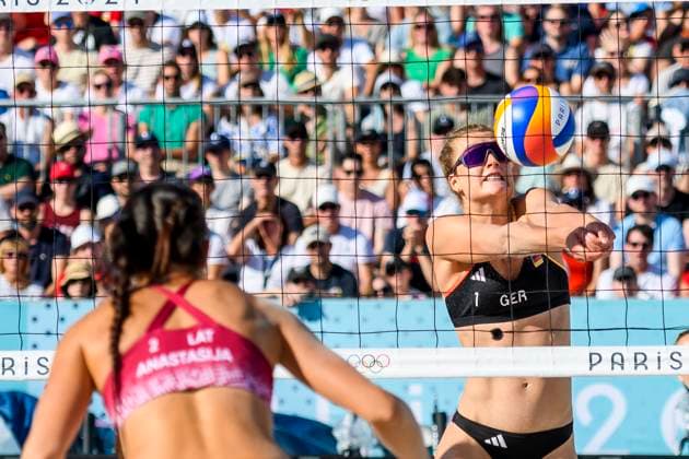 FRA, Olympische Sommerspiele Paris 2024, Beachvolleyball, Damen Achtelfinale, MULLER TILLMANN GER vs TINA ANASTASIJA 05.08.2024, Champ de Mars, Paris, FRA, Olympische Sommerspiele Paris 2024, Beachvolleyball, Damen Achtelfinale, MULLER TILLMANN GER vs TINA ANASTASIJA , im Bild ANASTASIJA SAMOILOVA (LAT) mit MULLER Svenja (GER)