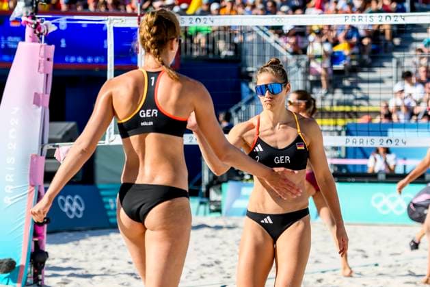 FRA, Olympische Sommerspiele Paris 2024, Beachvolleyball, Damen Achtelfinale, MULLER TILLMANN GER vs TINA ANASTASIJA 05.08.2024, Champ de Mars, Paris, FRA, Olympische Sommerspiele Paris 2024, Beachvolleyball, Damen Achtelfinale, MULLER TILLMANN GER vs TINA ANASTASIJA , im Bild Aus für MULLER Svenja (GER) und TILLMANN Cinja (GER)enttäuscht enttaeuscht traurig dissapointed